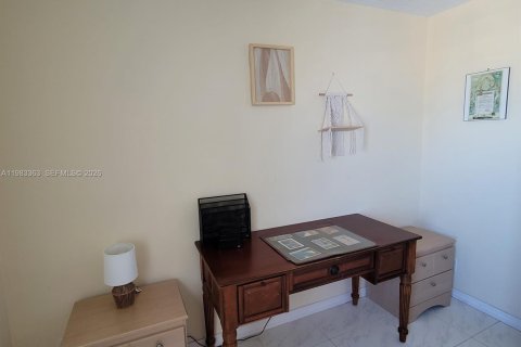Condo in Hallandale Beach, Florida, 2 bedrooms  № 2244219 - photo 18