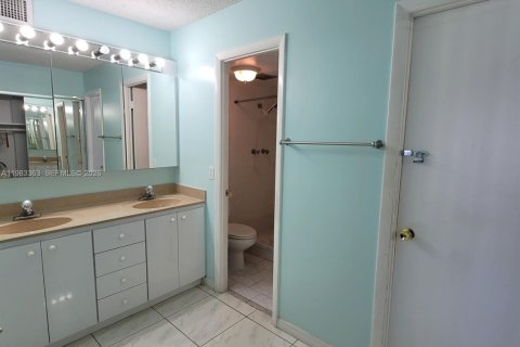 Condo in Hallandale Beach, Florida, 2 bedrooms  № 2244219 - photo 13