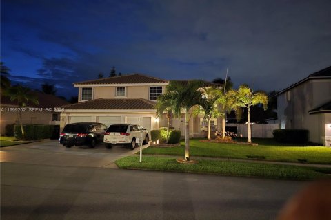 Casa en venta en Pembroke Pines, Florida, 4 dormitorios, 238.57 m2 № 2073645 - foto 2
