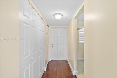 Condominio en alquiler en Tamarac, Florida, 2 dormitorios, 95.22 m2 № 1730939 - foto 3