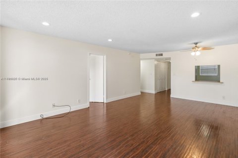 Condominio en alquiler en Tamarac, Florida, 2 dormitorios, 95.22 m2 № 1730939 - foto 9