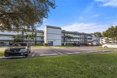 Condominio en alquiler en Tamarac, Florida, 2 dormitorios, 95.22 m2 № 1730939 - foto 1