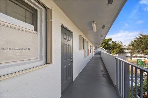 Condominio en alquiler en Tamarac, Florida, 2 dormitorios, 95.22 m2 № 1730939 - foto 2