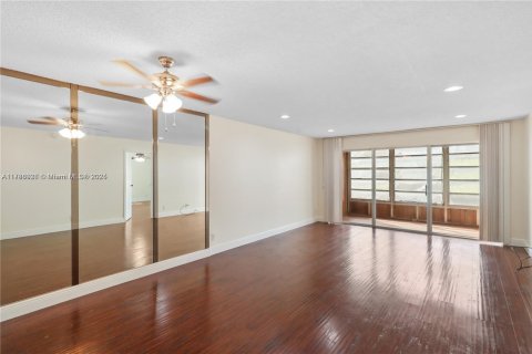 Condominio en alquiler en Tamarac, Florida, 2 dormitorios, 95.22 m2 № 1730939 - foto 10