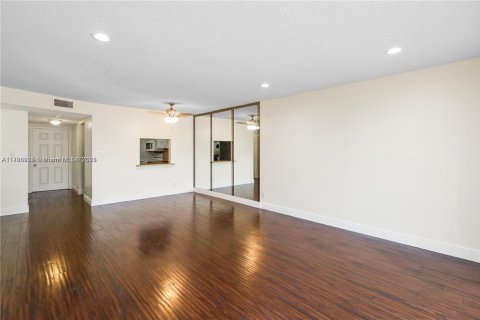 Condominio en alquiler en Tamarac, Florida, 2 dormitorios, 95.22 m2 № 1730939 - foto 7