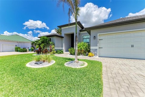 House in Port Charlotte, Florida 3 bedrooms, 191.66 sq.m. № 1803449 - photo 5