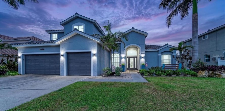 House in Sarasota, Florida 5 bedrooms, 299.33 sq.m. № 2259353
