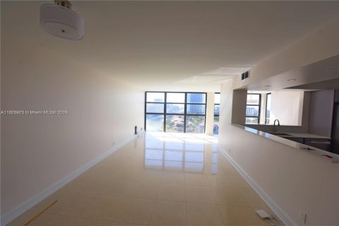 Apartamento en alquiler en Hallandale Beach, Florida, 2 dormitorios, 99.87 m2 № 2012370 - foto 6