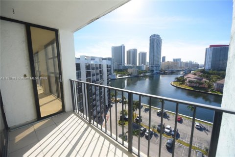 Apartamento en alquiler en Hallandale Beach, Florida, 2 dormitorios, 99.87 m2 № 2012370 - foto 17
