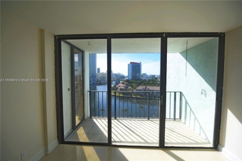 Apartamento en alquiler en Hallandale Beach, Florida, 2 dormitorios, 99.87 m2 № 2012370 - foto 5