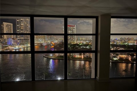 Apartamento en alquiler en Hallandale Beach, Florida, 2 dormitorios, 99.87 m2 № 2012370 - foto 2