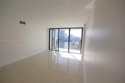 Apartamento en alquiler en Hallandale Beach, Florida, 2 dormitorios, 99.87 m2 № 2012370 - foto 7