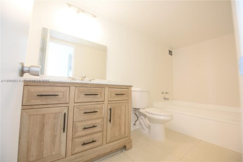 Apartamento en alquiler en Hallandale Beach, Florida, 2 dormitorios, 99.87 m2 № 2012370 - foto 10