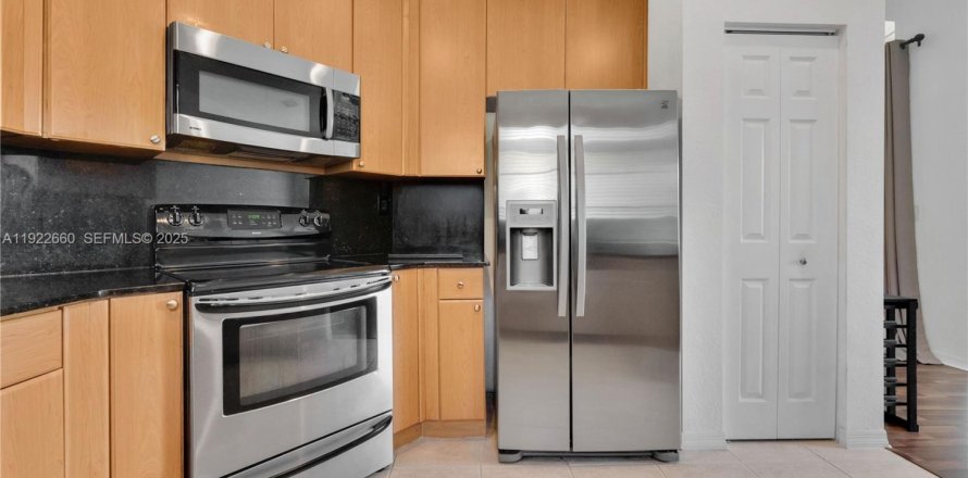 Casa en Homestead, Florida 3 dormitorios, 163.42 m2 № 1977484