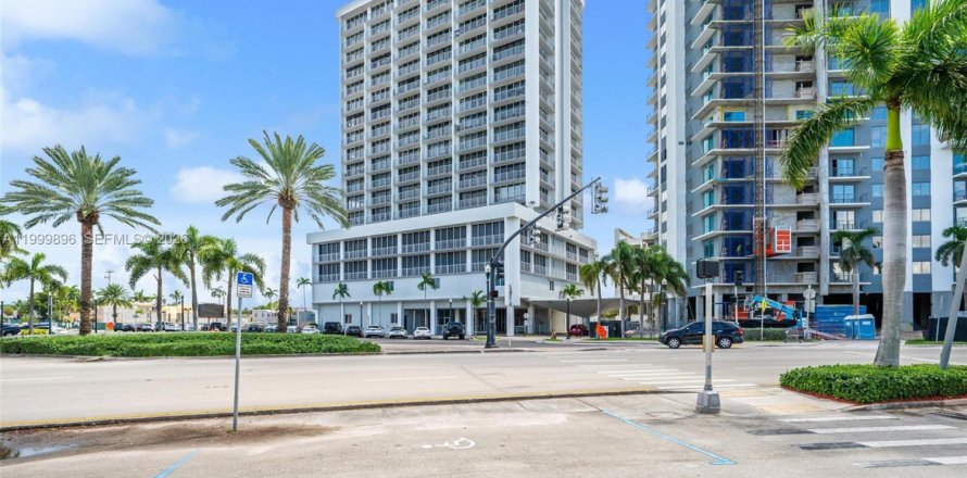 Studio in the Condo in Hollywood, Florida  № 2067656