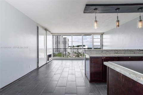 Condo in Hollywood, Florida  № 2067656 - photo 7