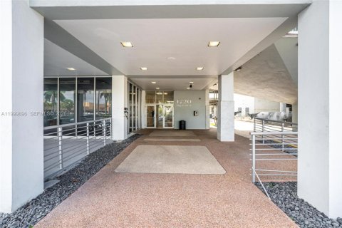 Condo in Hollywood, Florida  № 2067656 - photo 4