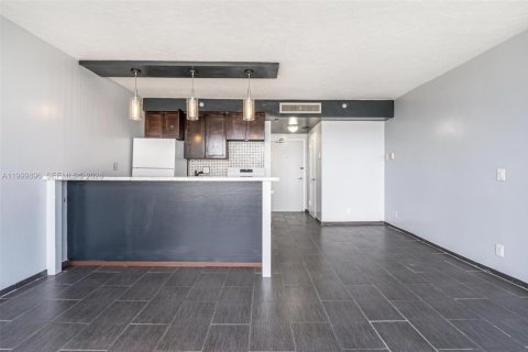 Condo in Hollywood, Florida  № 2067656 - photo 11