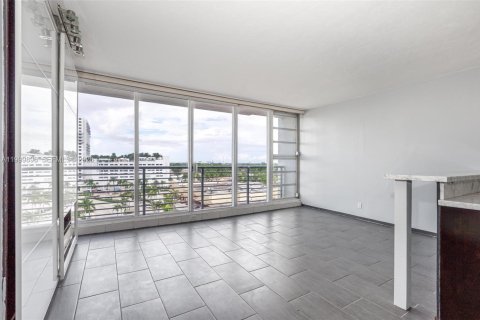 Condo in Hollywood, Florida  № 2067656 - photo 6