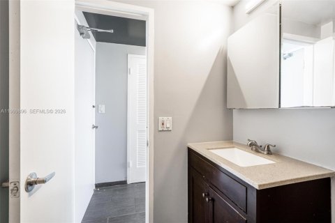 Condo in Hollywood, Florida  № 2067656 - photo 16