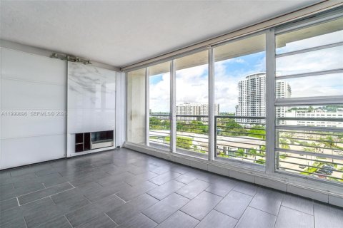 Condo in Hollywood, Florida  № 2067656 - photo 13