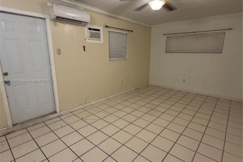 Снять в аренду коммерческую недвижимость в Холливуд, Флорида 1 спальня, 274.43м2, № 1956335 - фото 4
