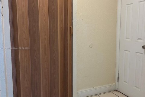 Снять в аренду коммерческую недвижимость в Холливуд, Флорида 1 спальня, 274.43м2, № 1956335 - фото 6