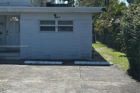 Снять в аренду коммерческую недвижимость в Холливуд, Флорида 1 спальня, 274.43м2, № 1956335 - фото 1