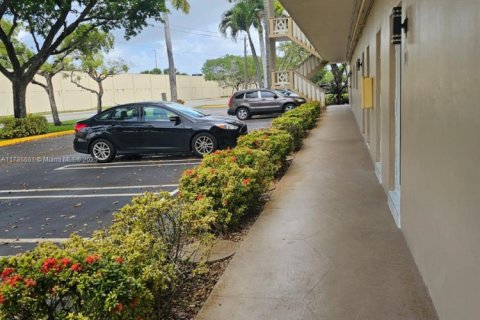 Condo in Lauderdale Lakes, Florida, 2 bedrooms  № 1701801 - photo 29