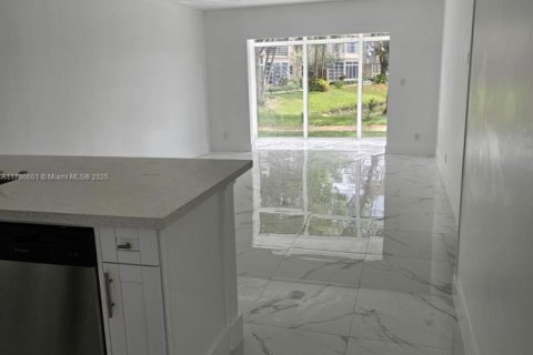 Condo in Lauderdale Lakes, Florida, 2 bedrooms  № 1701801 - photo 5