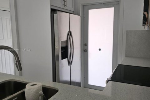 Condo in Lauderdale Lakes, Florida, 2 bedrooms  № 1701801 - photo 8