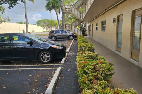Condo in Lauderdale Lakes, Florida, 2 bedrooms  № 1701801 - photo 30