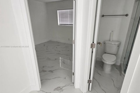 Condo in Lauderdale Lakes, Florida, 2 bedrooms  № 1701801 - photo 17