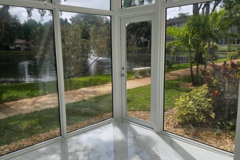 Condo in Lauderdale Lakes, Florida, 2 bedrooms  № 1701801 - photo 13