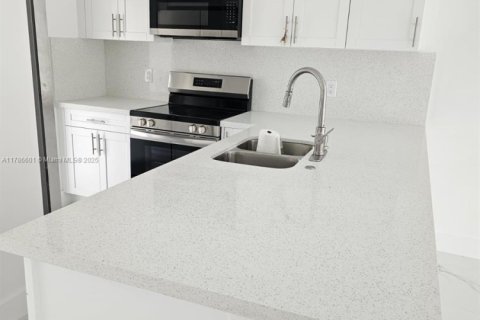 Condo in Lauderdale Lakes, Florida, 2 bedrooms  № 1701801 - photo 7