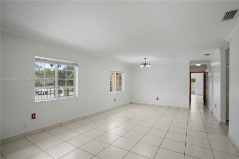 House in Miami, Florida 4 bedrooms, 164.44 sq.m. № 1874724 - photo 3