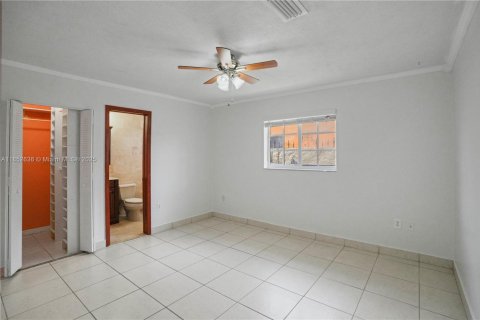 House in Miami, Florida 4 bedrooms, 164.44 sq.m. № 1874724 - photo 15