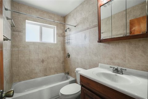 House in Miami, Florida 4 bedrooms, 164.44 sq.m. № 1874724 - photo 13