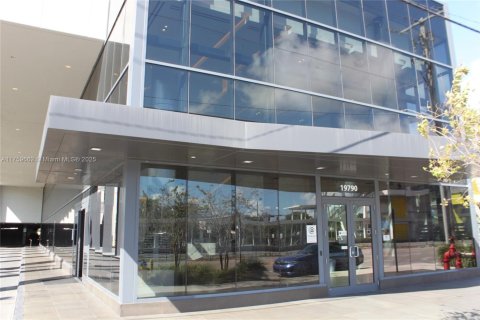 Commercial property in Aventura, Florida № 2077082 - photo 1