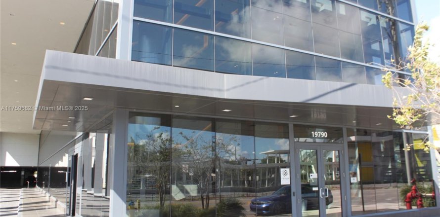 Commercial property in Aventura, Florida № 2077082