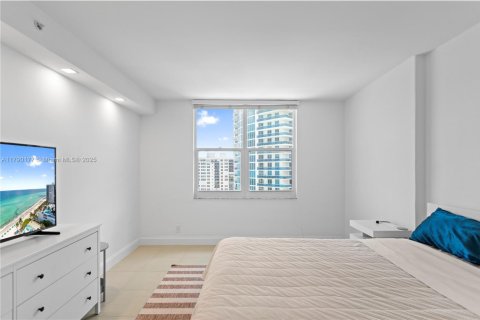 Condo in Hollywood, Florida, 1 bedroom  № 2064684 - photo 17