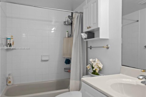 Condo in Hollywood, Florida, 1 bedroom  № 2064684 - photo 15