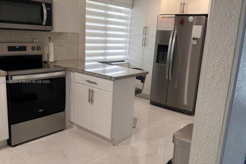 House in Miami, Florida 3 bedrooms, 191.84 sq.m. № 1855039 - photo 11