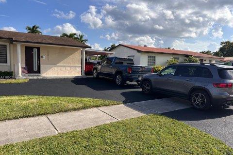House in Miami, Florida 3 bedrooms, 191.84 sq.m. № 1855039 - photo 3