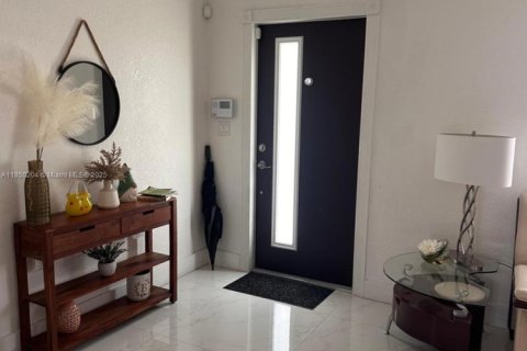 House in Miami, Florida 3 bedrooms, 191.84 sq.m. № 1855039 - photo 4