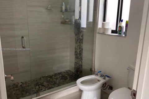 House in Miami, Florida 3 bedrooms, 191.84 sq.m. № 1855039 - photo 14