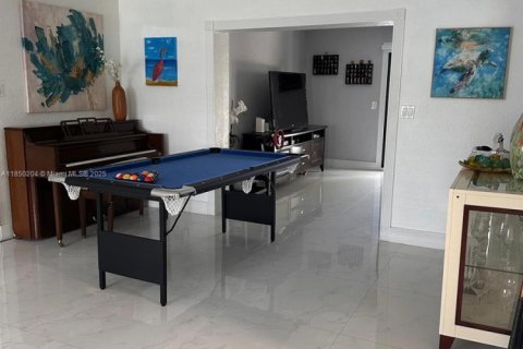 House in Miami, Florida 3 bedrooms, 191.84 sq.m. № 1855039 - photo 21