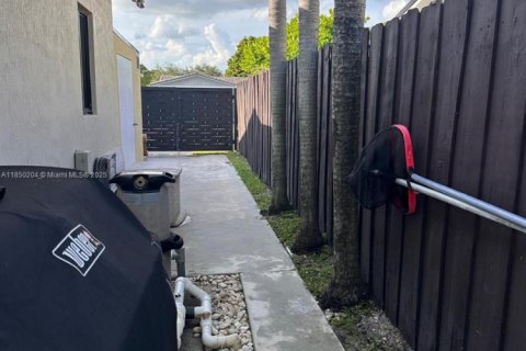 House in Miami, Florida 3 bedrooms, 191.84 sq.m. № 1855039 - photo 26