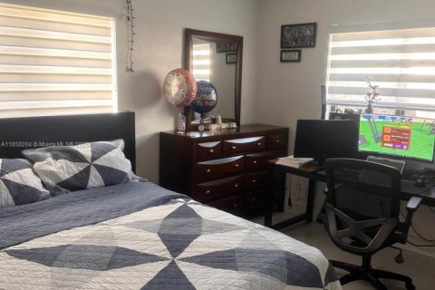 House in Miami, Florida 3 bedrooms, 191.84 sq.m. № 1855039 - photo 16