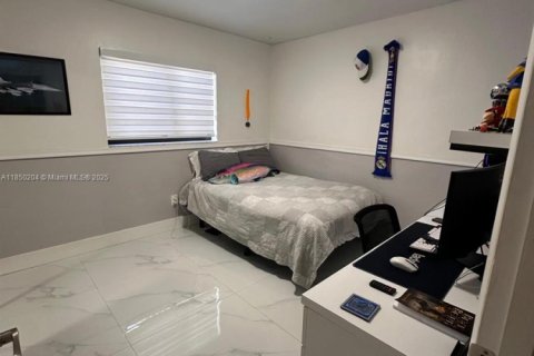 House in Miami, Florida 3 bedrooms, 191.84 sq.m. № 1855039 - photo 19